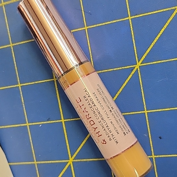 Revolution Cream Concealer & Hydrate Medium Full Coverage C9.5 NEW - Picture 2 of 4